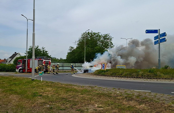 Flinke Autobrand bij rotonde Zijderveld; deel rotonde niet bruikbaar