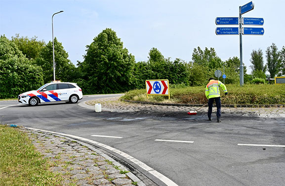 Flinke Autobrand bij rotonde Zijderveld; deel rotonde niet bruikbaar