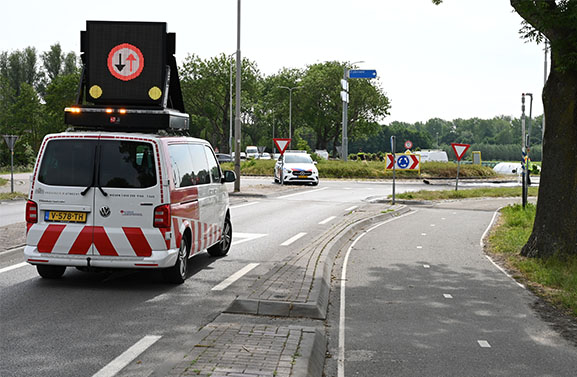 Flinke Autobrand bij rotonde Zijderveld; deel rotonde niet bruikbaar