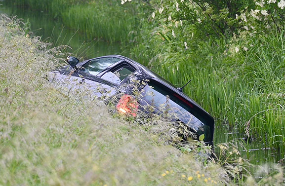 Auto belandt in sloot na aanrijding met ander voertuig