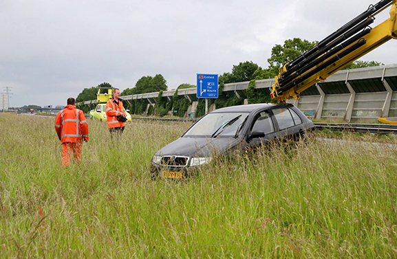 Autobestuurder onder invloed neemt de benen na eenzijdig ongeval