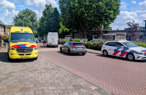 Jong meisje op fatbike botst tegen personenauto