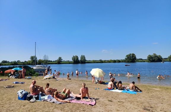 Zonnen en zwemmen bij de Afgraving in Culemborg