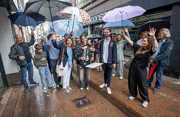 Nieuwe 'Woorden van de Tijd' vereeuwigd in Tielse Weerstraat