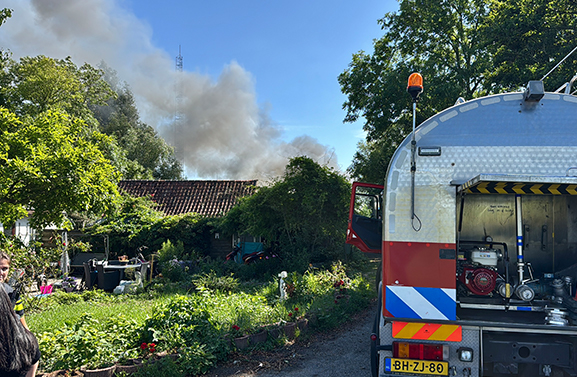 Schuur volledig afgebrand aan Bolgerijsekade