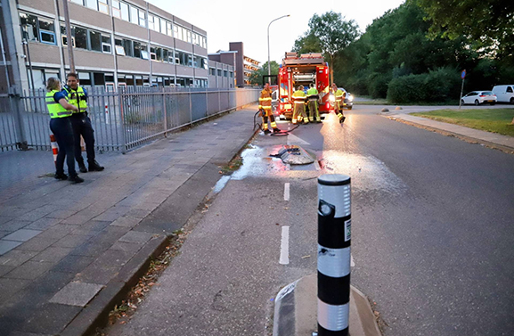 Baldadigheid zorgt voor brandende verkeerspaal