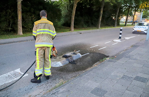 Baldadigheid zorgt voor brandende verkeerspaal