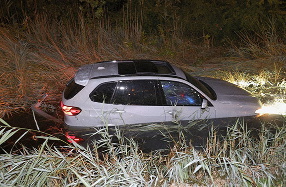 BMW met slechts 3500 km op de teller te water langs A2