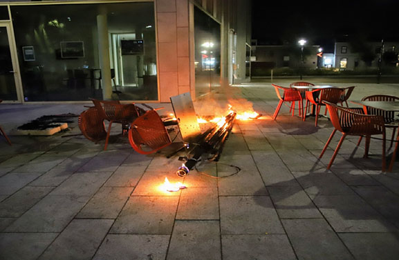 Terrasmeubilair in brand bij cultuurcentrum Zinder in Tiel