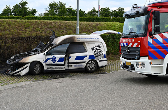Auto van Citroënonderdelenbedrijf volledig uitgebrand in Zijderveld
