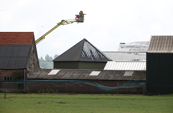 Grote stalbrand aan Bolgerijsekade: brandweer massaal uitgerukt