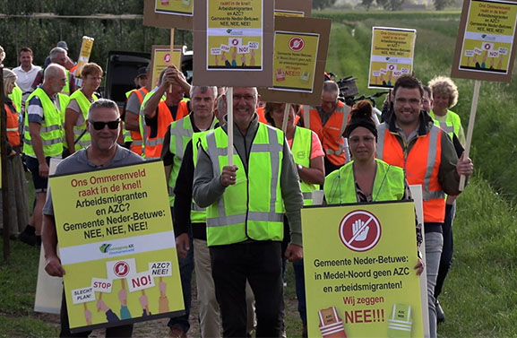Bewoners in protest tegen AZC van buurgemeente: 