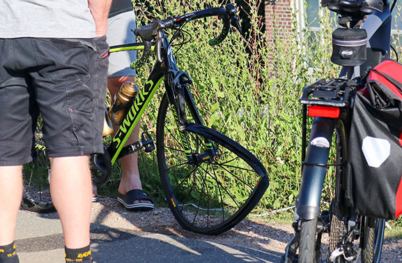 Wielrenner gewond naar ziekenhuis na aanrijding met auto op de Rijnbandijk