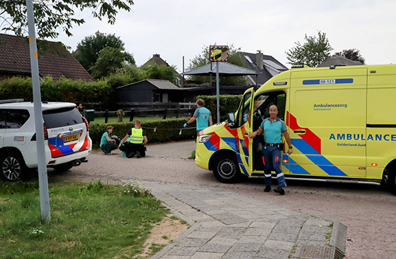 Bezorgscooter tegen een personenauto gebotst