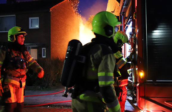 Veel schade bij buitenbrand aan de Peppellaan in Tiel