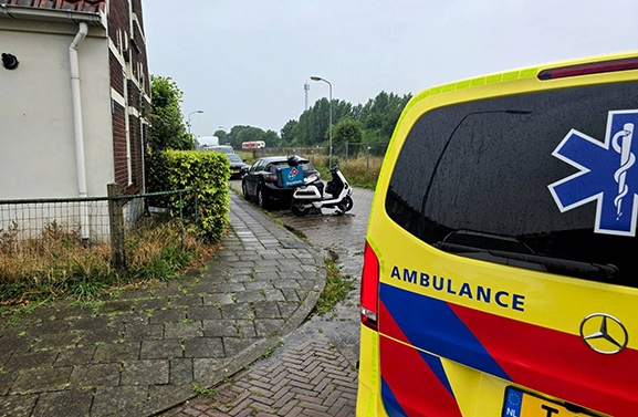 Een bezorgscooter en een personenauto botsen met elkaar