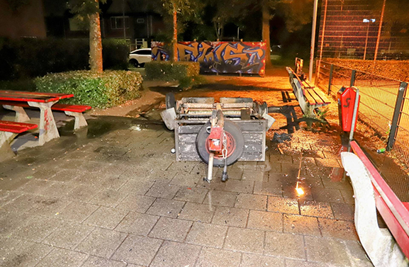 Aanhangwagen in brand; voertuig total loss