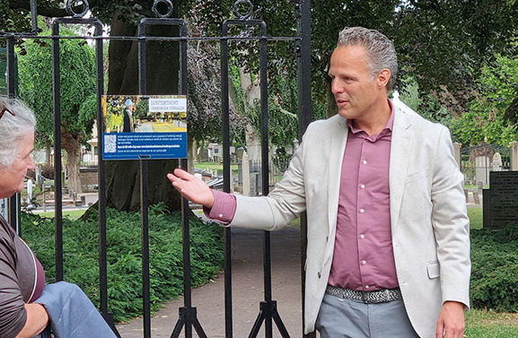 Wethouder Van Stappershoef onthult informatiebord over luistertocht