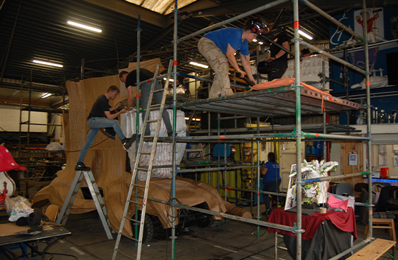 Tiel en Drumpt volop in de weer met creatieve corsowagens