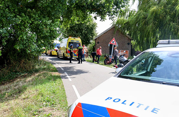 Drie gewonden bij aanrijding tussen motorrijder en voetgangers in Beusichem