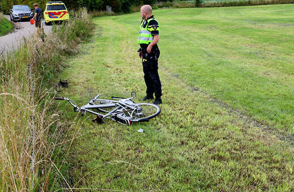 Fietser vliegt hek over en weide in na aanrijding