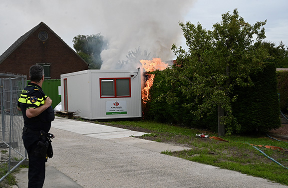 Buitenbrand aan een coniferenhaag; veel rookontwikkeling