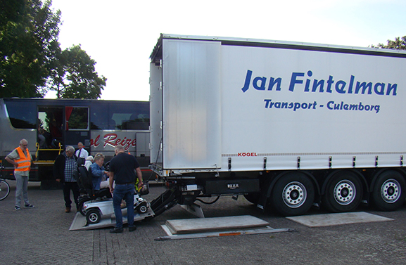 Scootmobielers van Flipje op Wielen gaan eropuit naar Arnhem