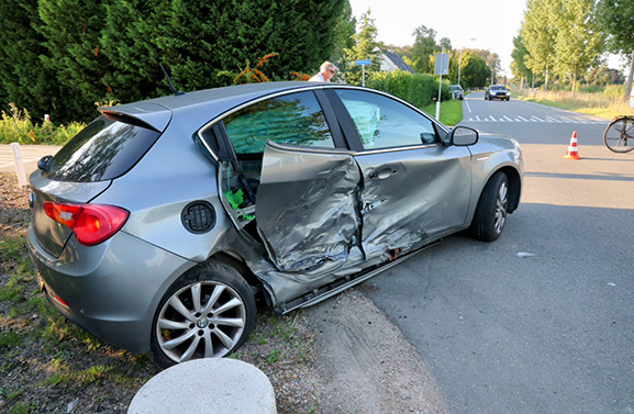 Zware schade bij botsing tussen twee auto's