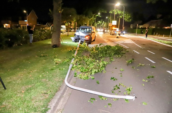 Auto rijdt tegen lantaarnpaal Nieuwe Tielseweg