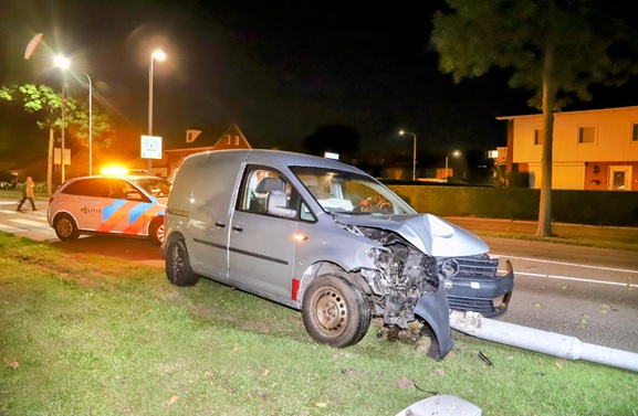 Auto rijdt tegen lantaarnpaal Nieuwe Tielseweg