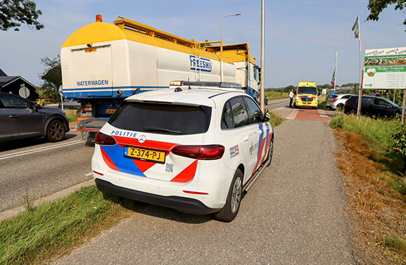 Scooterrijdster geschept; bestuurder rijdt door