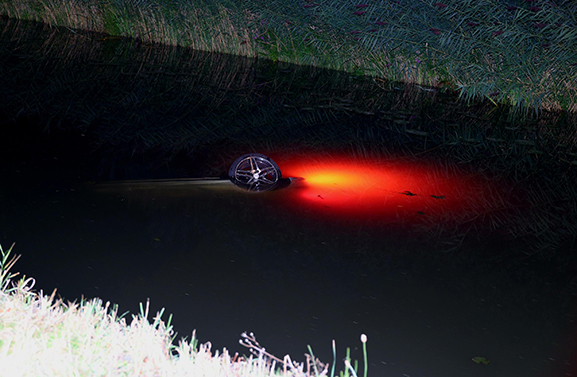 Auto te water geraakt op de Acquoyseweg