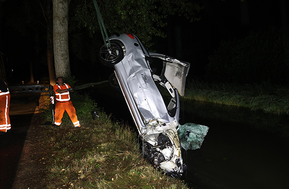 Auto te water geraakt op de Acquoyseweg