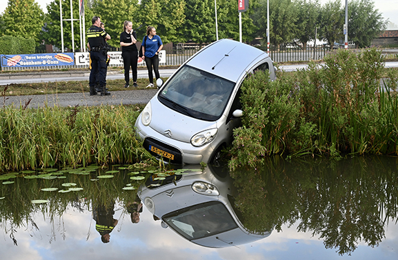 Auto te water geraakt op de N484