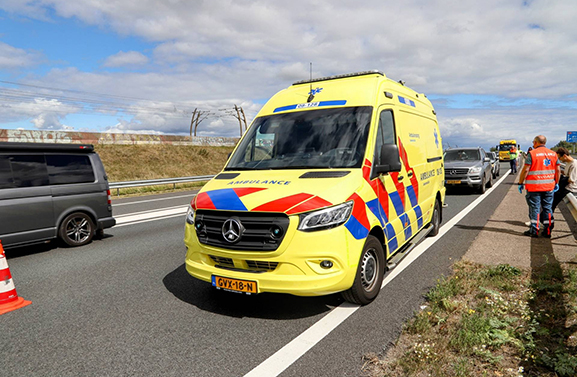 Kop-staartbotsing met vier personenauto's op A15