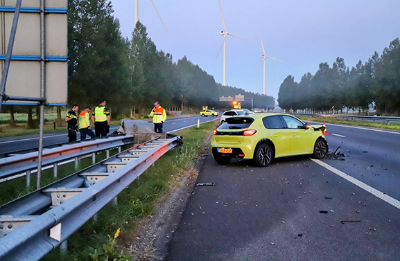 Auto hard tegen een rimpelbuisobstakelbeveiliger geknald