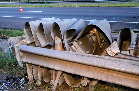 Auto hard tegen een rimpelbuisobstakelbeveiliger geknald