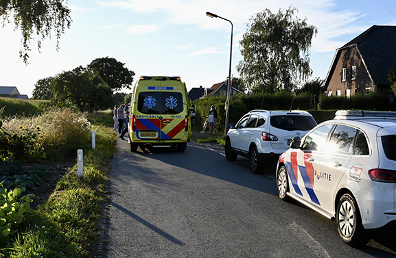 Fietser gevallen nadat hij schrikt van auto uit een uitrit