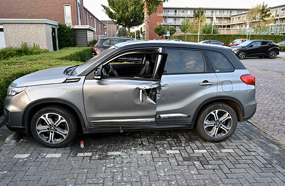 Auto in brand; brandweer voorkomt uitbreiding