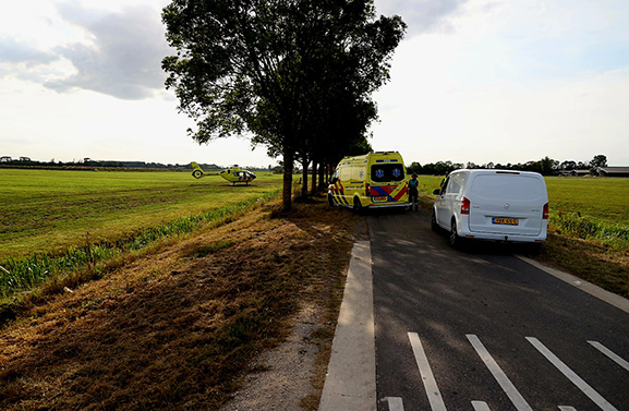 Bestelbusje rijdt wielrenner aan