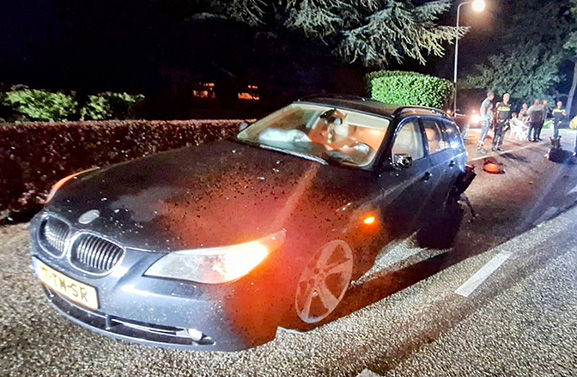 Twee auto's botsen op elkaar op de Welysestraat