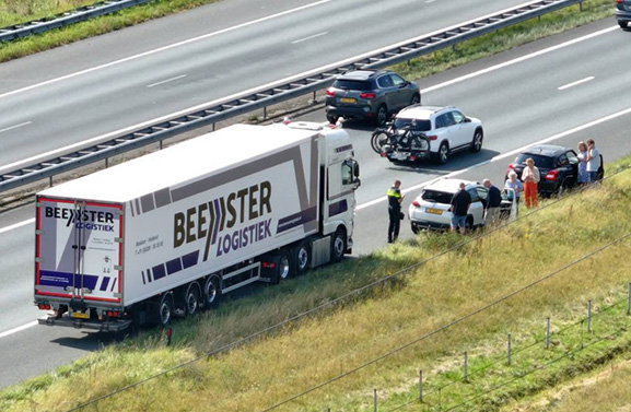 Ongeval op de A15; personenauto beschadigd