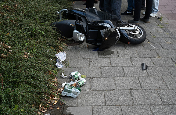 Aanrijding tussen auto en scooter