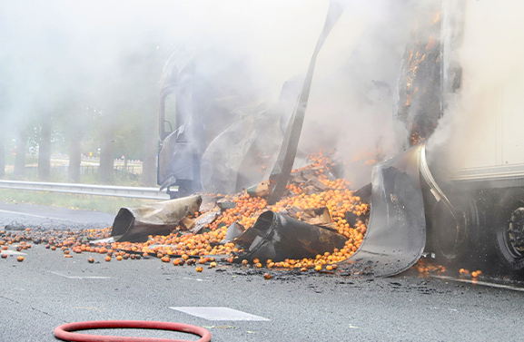 Vrachtwagen met mandarijnen in brand op A15 bij Echteld