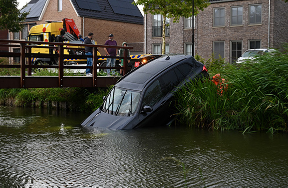Voertuig te water geraakt aan de Aquamarijn