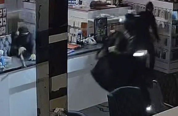 Gemaskerde mannen roven computerwinkel leeg