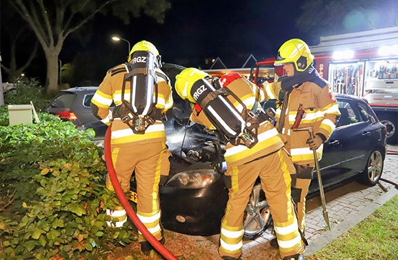 Autobrand in Tiel, spiritusfles aangetroffen
