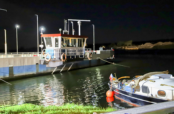 Plezierjacht raakt verstrikt in veerpontkabel op de Rijn bij Ingen