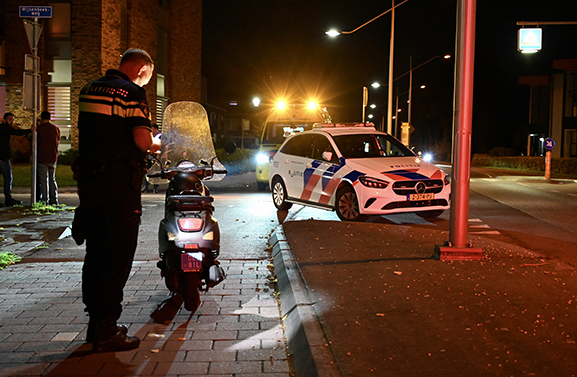 Scooterrijder onderuit op kruising