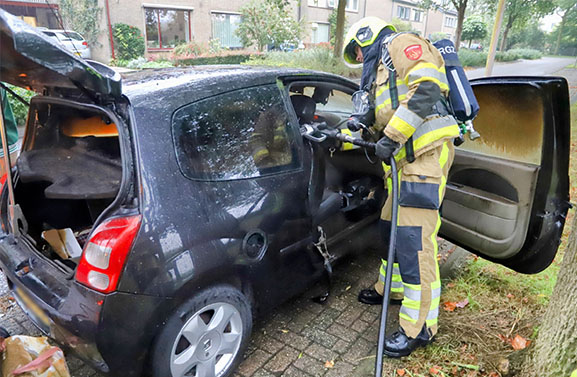 Autobrand in Tiel door broeiende amandelolie in doeken: verhuisdozen gered